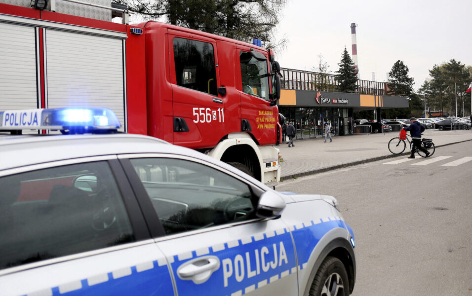 Minst fem personer har dött och över 20 skadats i I en olycka i en kolgruva i Polen.