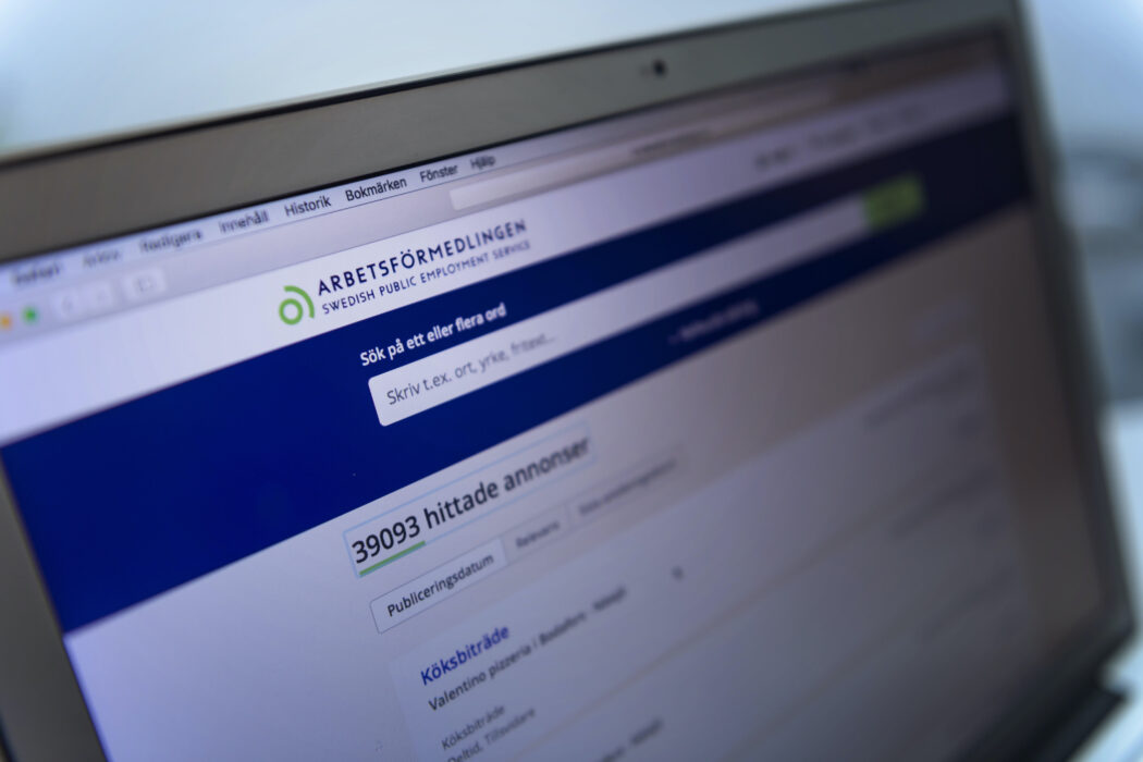 Bild på person som söker arbete via Arbetsförmedlingens digitala tjänst på dator.