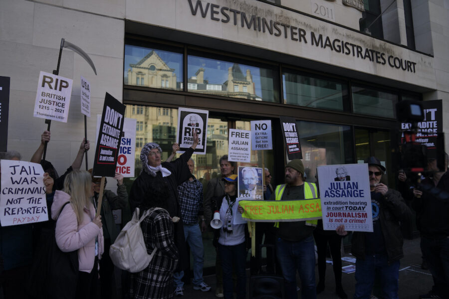 Supportrar till Wikileaks-grundaren Julian Assange protesterar utanför Westminster magistrates court i London, som på onsdagen utfärdade en utlämningsorder till USA.
