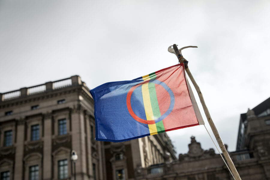 Samernas flagga framför riksdagen.