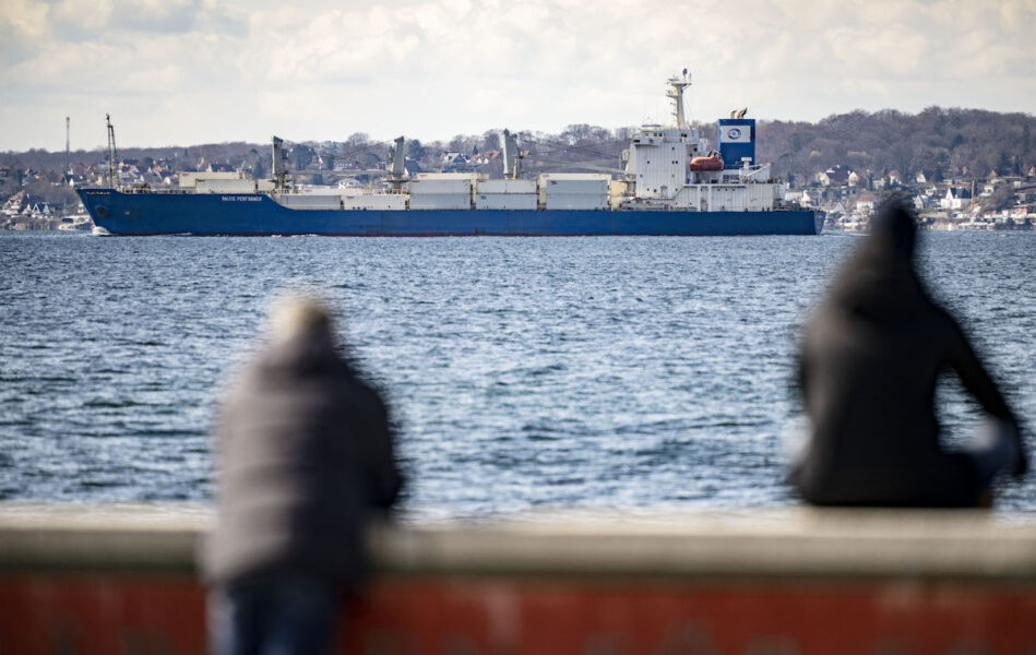 Det ryska fartyget Baltic performer passerar på lördagseftermiddagen förbi hamnen i Helsingborg och kastar ankar utanför Ven i Öresund.