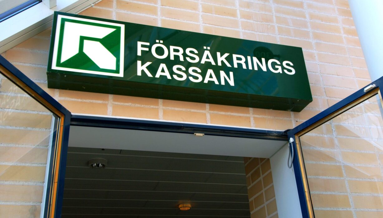 Sjuka som är 60 år eller äldre ska få lättare att beviljas sjukersättning, enligt regeringens förslag som nu har lämnats över till riksdagen.