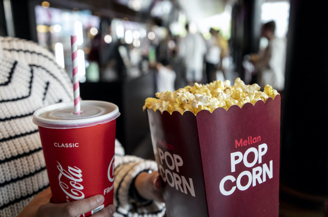 Filmstaden förbjuder nu biobesökare från att ta med eget snacks till biosalongerna.