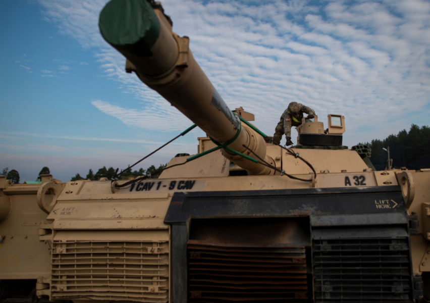 En amerikansk soldat på en stridsvagn vid militärbasen Fort Hood i Texas.