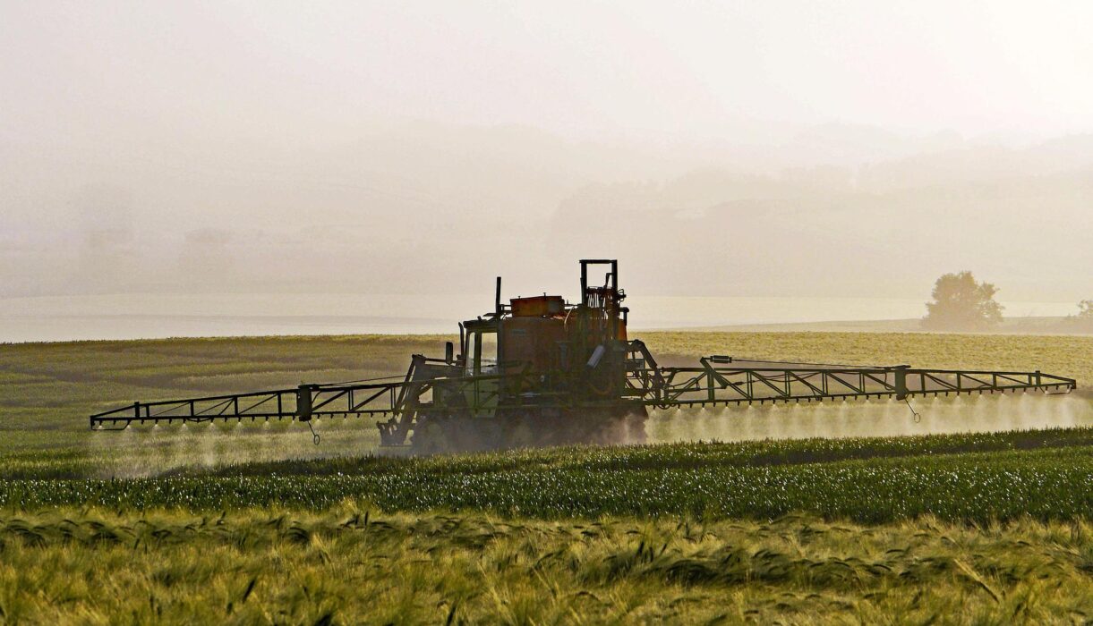 EU-reglerna som säger att ogräsmedel inte får skada växter tar inte hänsyn till restprodukter från de grödor som besprutats, till exempel gödsel från djur som ätit grödorna