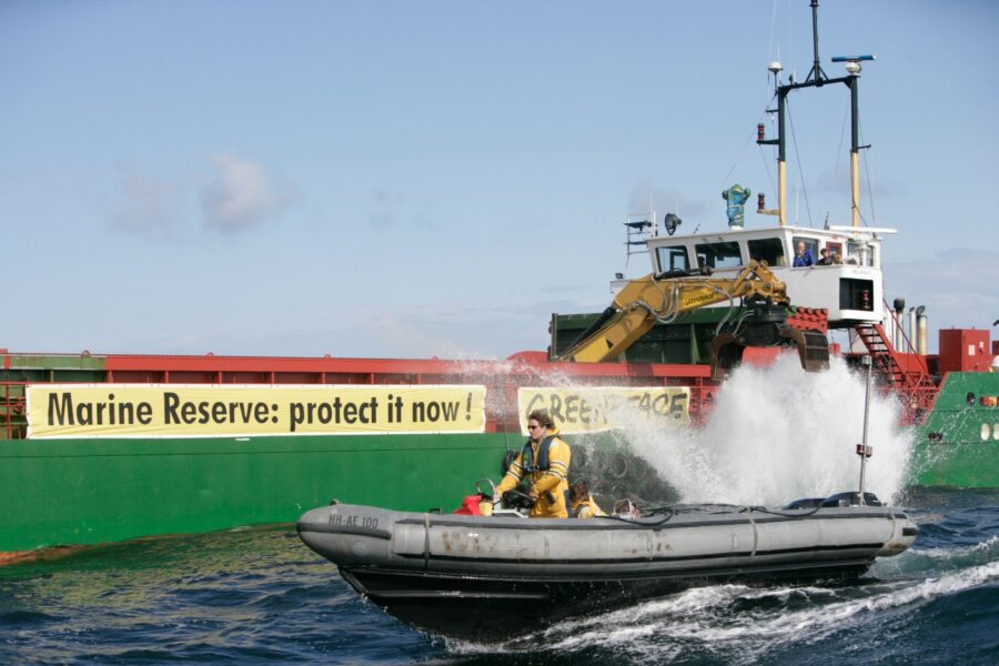 Greenpeace har länge kampanjat för att skydda marina reservat från bottentrålning, bland annat genom att dumpa stora granitblock som ska förhindra fiskemetoden.