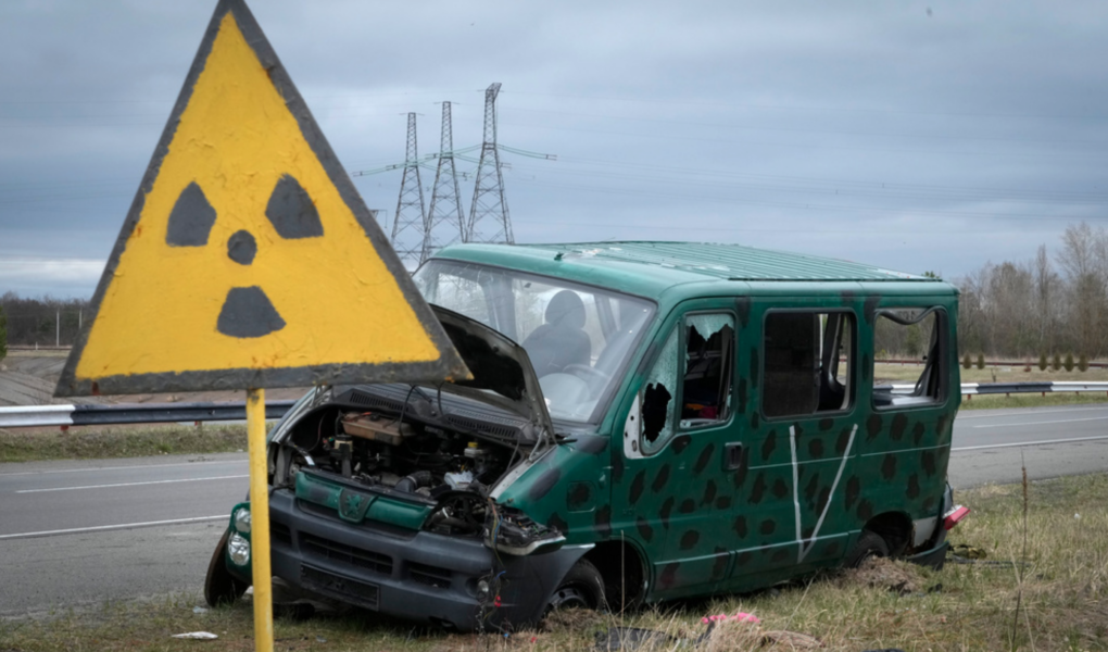 Ett övergivet ryskt fordon i närheten av kärnkraftverket i Tjernobyl.