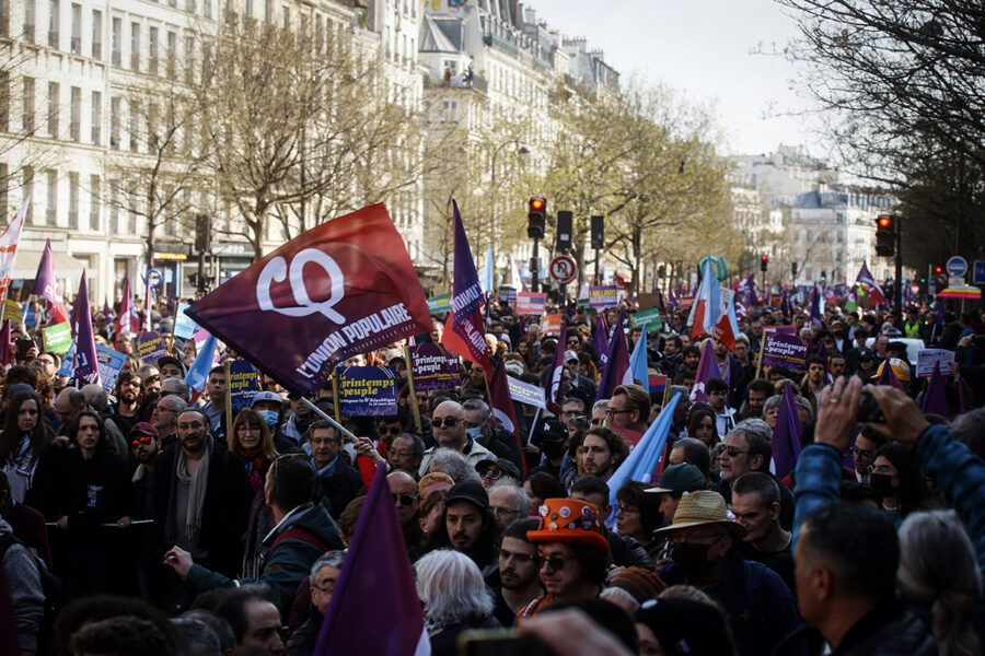 Anhängare av vänsterns Jean-Luc Mélenchon marscherar på Paris gator i mars i år.