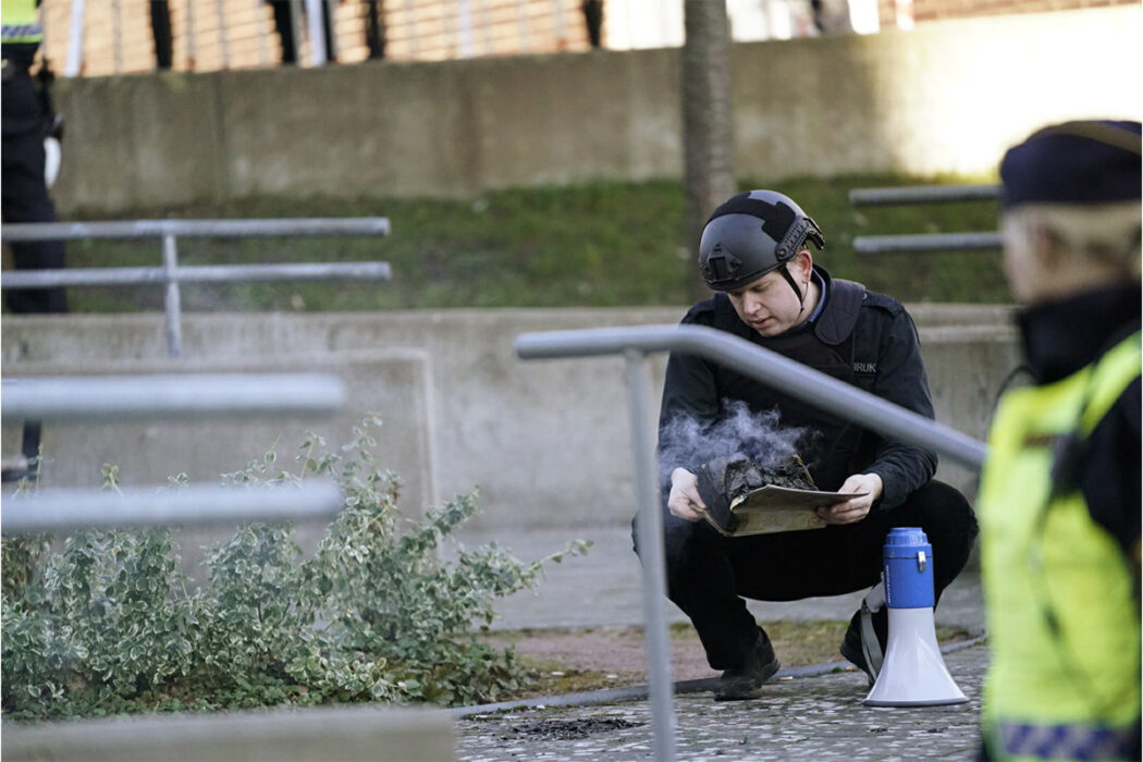 När Rasmus Paludan, ordförande för högerextrema partiet Stram Kurs brände en Koran på Frölunda torg i Göteborg kallade en SVT-reporter honom för "jävla idiot".