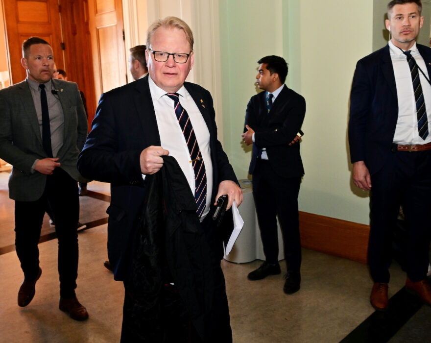 Försvarsminister Peter Hultqvist (S) leder dagens möte i den säkerhetspolitiska analysgruppen.