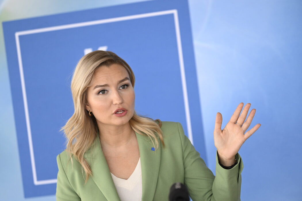 Ebba Buschs uttalande om påskhelgens upplopp och om huruvida polisen skulle skjuta skarpt eller inte har gjort att hon inte är välkommen på Elle-galan.