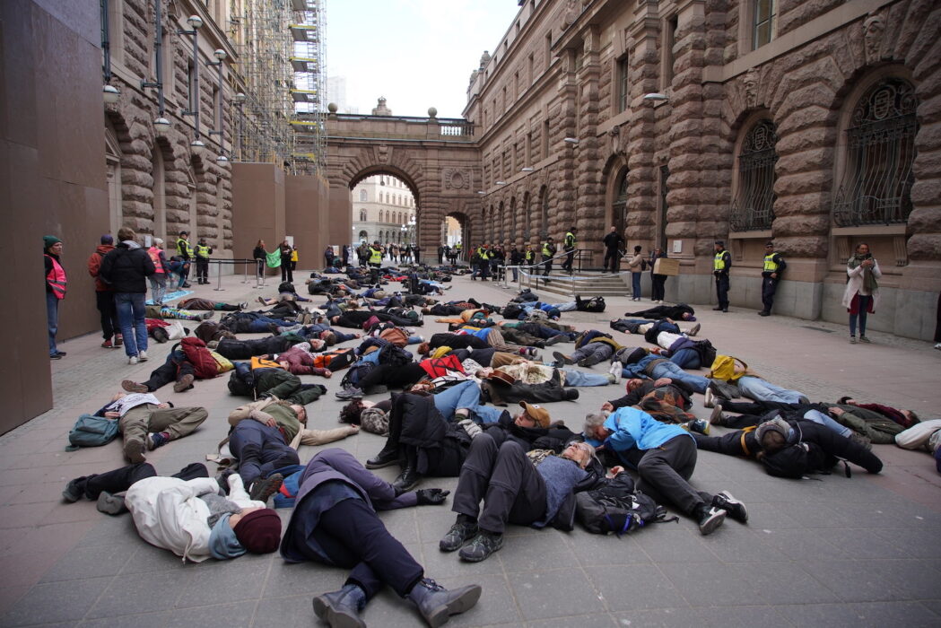 "Stoppa fossila subventioner" och "framtidssäkra samhället" var två av budskapen under Extinction rebellions "die-in" vid riksdagshuset.