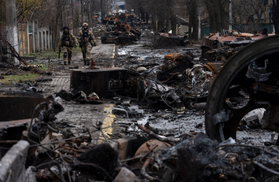 Bilderna från Butja utanför Ukrainas huvudstad Kiev visar förödelse och på gatorna har många dödade civila hittats.
