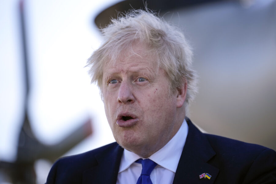 Brittiska premiärministern Boris Johnson får kritik för planer att skicka asylsökande till tredje land.