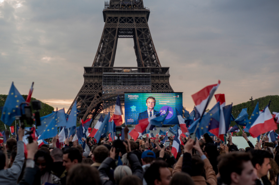 Anhängare till den franske presidenten samlades i kvällssolen på Marsfältet framför Eiffeltornet.