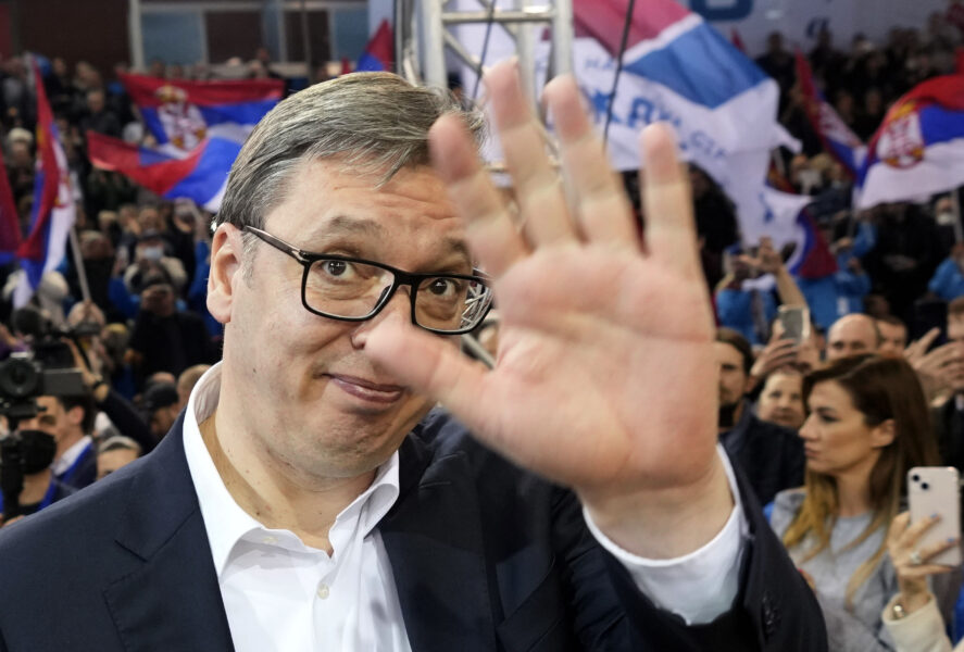 Darko Vojinovic/AP/TTSerbiens president Aleksandar Vucic har ett försprång i dagens trippla val i landet.