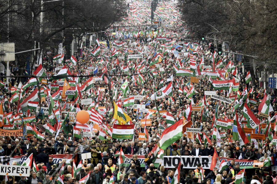 Tusentals anhängare samlade för att lyssna på premiärminister Viktor Orbán på en "fredsmarsch" i Budapest den 15 mars.