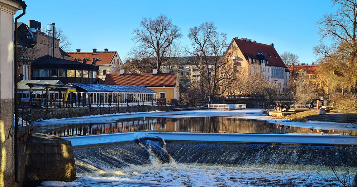 Fyrisån flyter genom centrala Uppsala och nästan alla sevärdheter – som domkyrkan - och de flesta intressanta matställena finns på gångavstånd från ån.