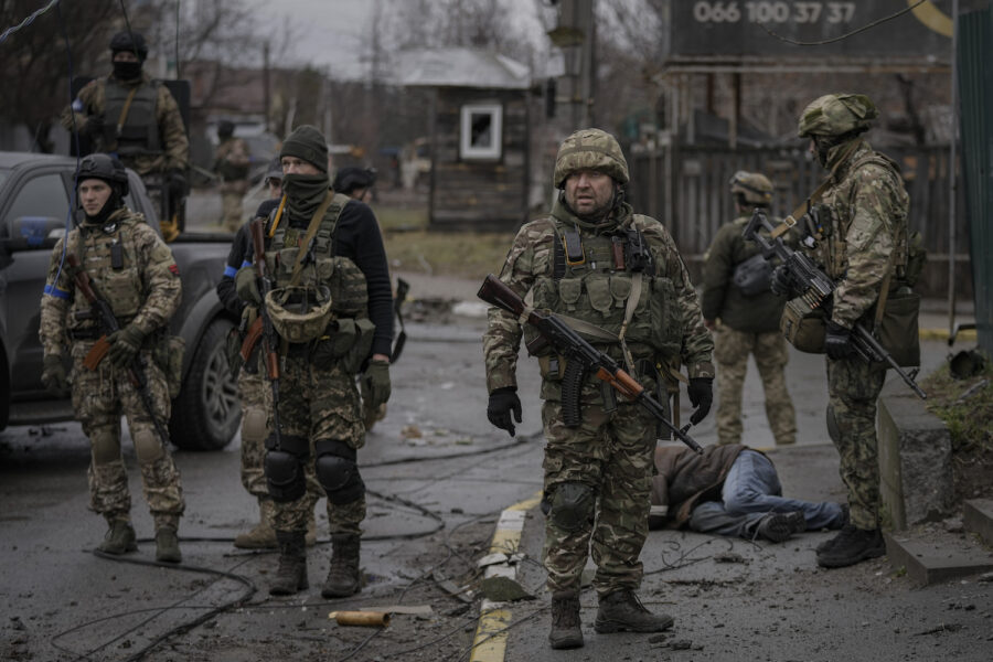 Ukrainsk militär i staden Butja efter den ryska reträtten.