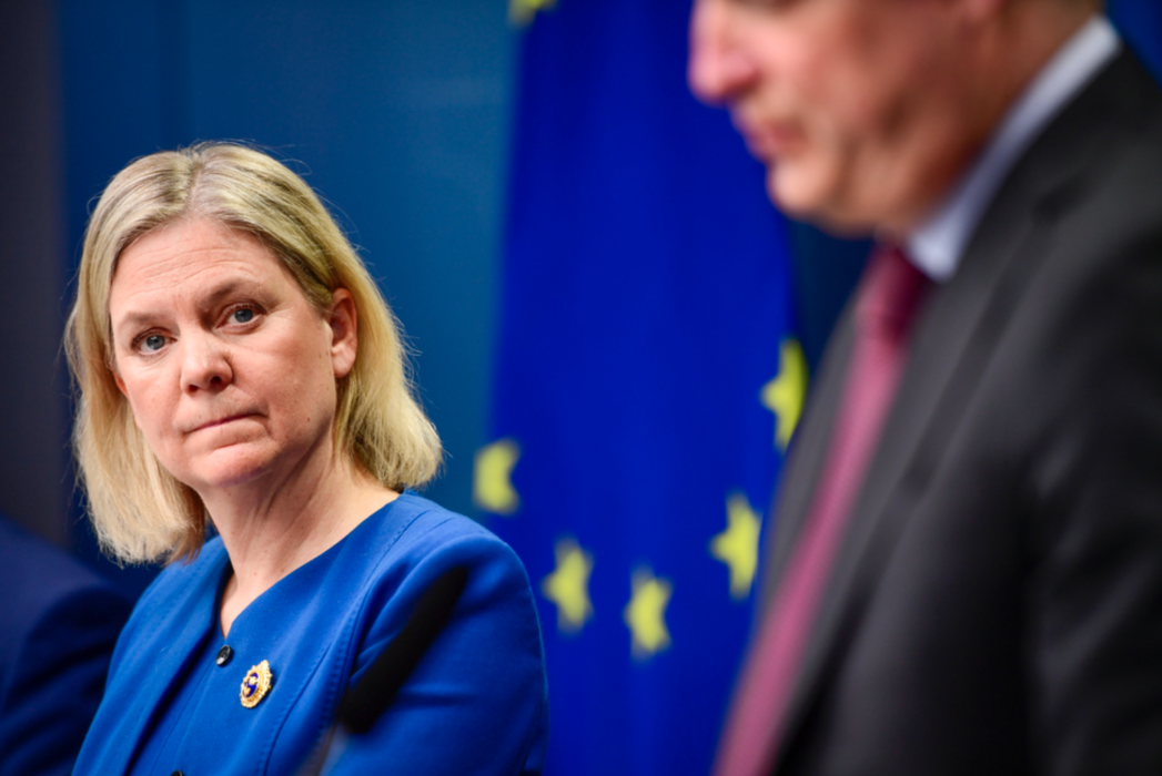 Regeringen presenterar en rad förslag riktade mot gängkriminaliteten, bland annat en aktivitetsplikt för personer med försörjningsstöd, som innebär krav på deltagande i heltidssysselsättning för att få stödet.