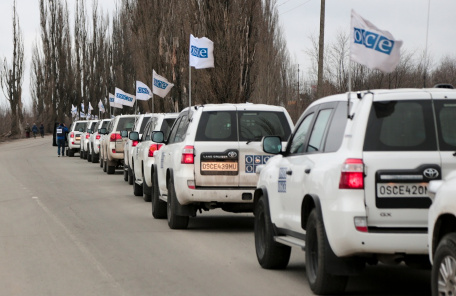 En kolonn OSSE-fordon i Donetsk i Ukraina.