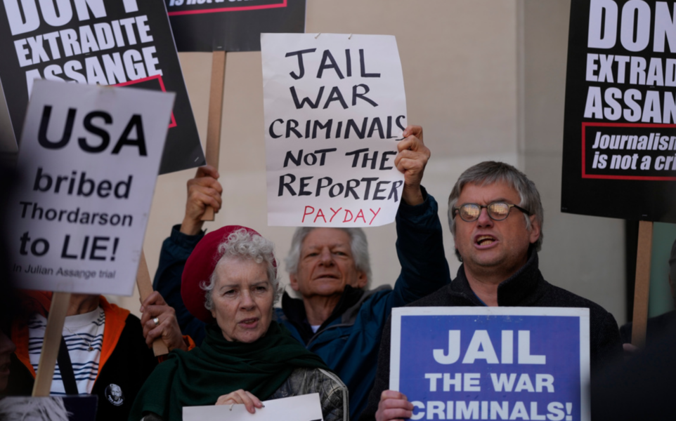Anhängare till Julian Assange protesterar utanför en London-domstol som på onsdagen utfärdade en utlämningsorder till USA.