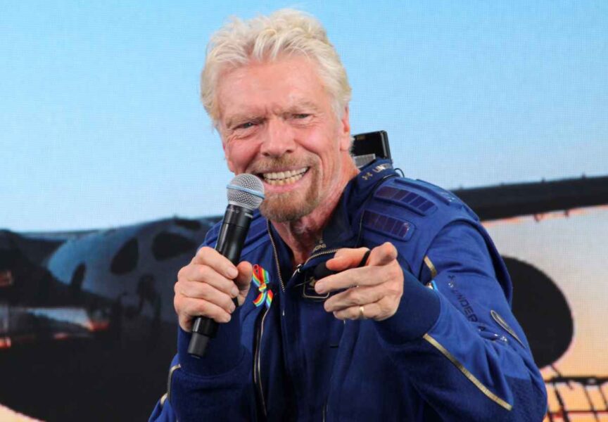 Samtidigt som entreprenören Richard Branson satsar på rymdturism vill han sänka hastigheten på vägarna för att spara på olja.