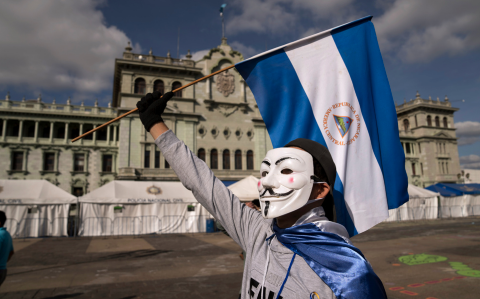 En demonstrant protesterar mot president Daniel Ortega i Nicaragua i november.