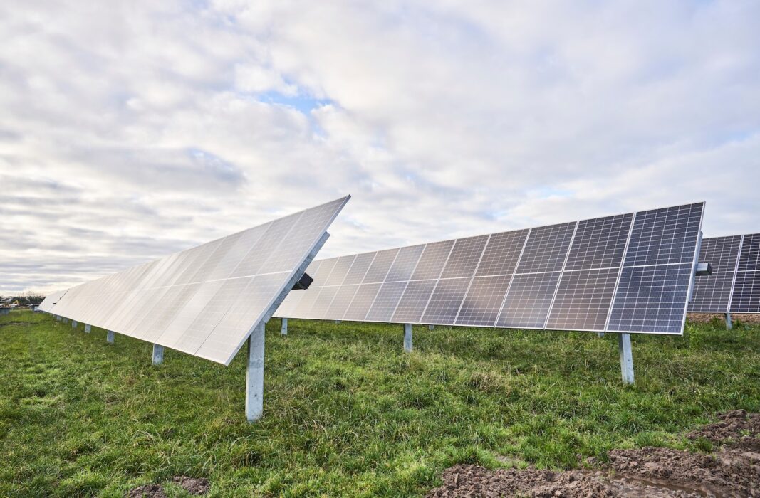 Solpaneler med enaxlade solspårare, av den typen som skulle användas om solcellsparken i Svedberga får ja från länsstyrelsen.