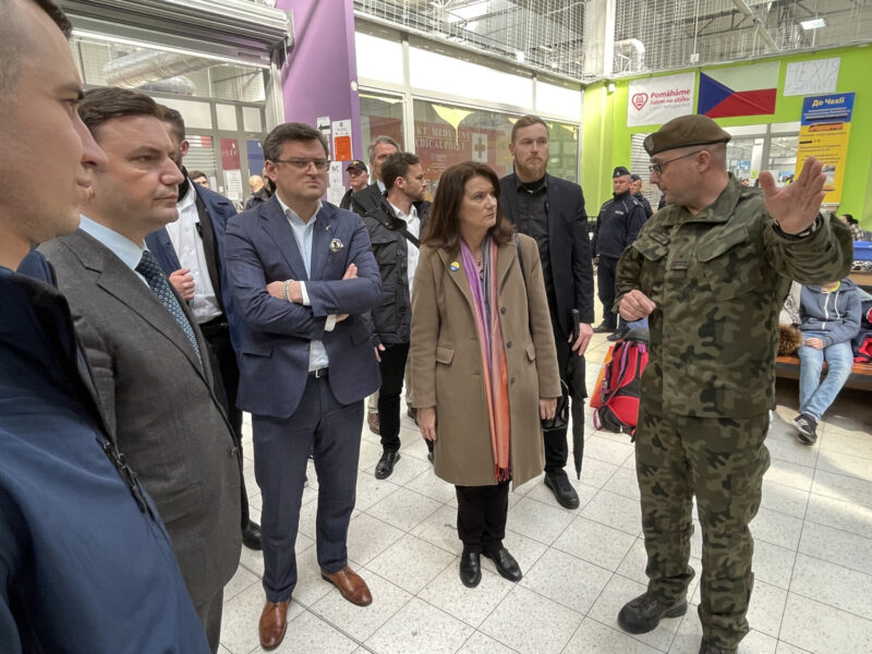 Utrikesminister Ann Linde, i mitten, besöker ett flyktingcenter vid gränsen mellan Polen och Ukraina.