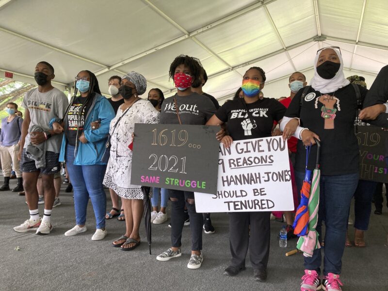 Demonstranter utanför University of North Carolina 2021, som kräver att universitetet erbjuder en tjänst åt den prisbelönta undersökande journalisten Nikole Hannah-Jones.