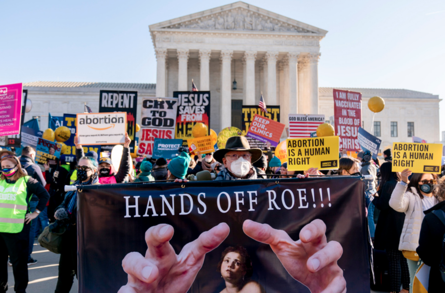 Abortmotståndare och abortförespråkare framför Högsta domstolen i Washington.