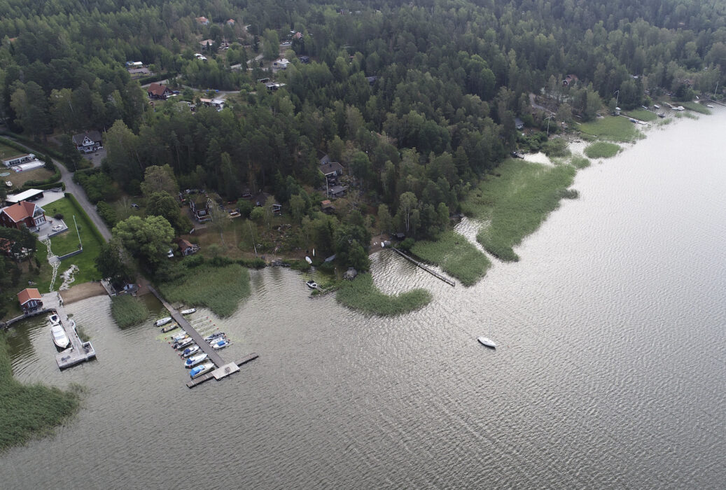 En majoritet i riksdagen stoppar förslaget om lättnader i strandskyddet.