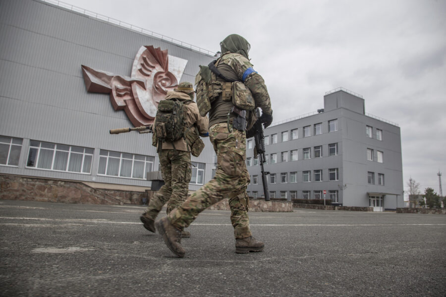 Två ukrainska soldater vid kärnkraftverket i Tjernobyl tidigare i april.