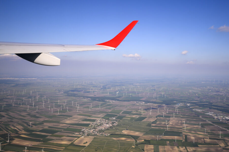 Flyget, liksom vår konsumtion, föreslås nu räknas in i Sveriges klimatmål.