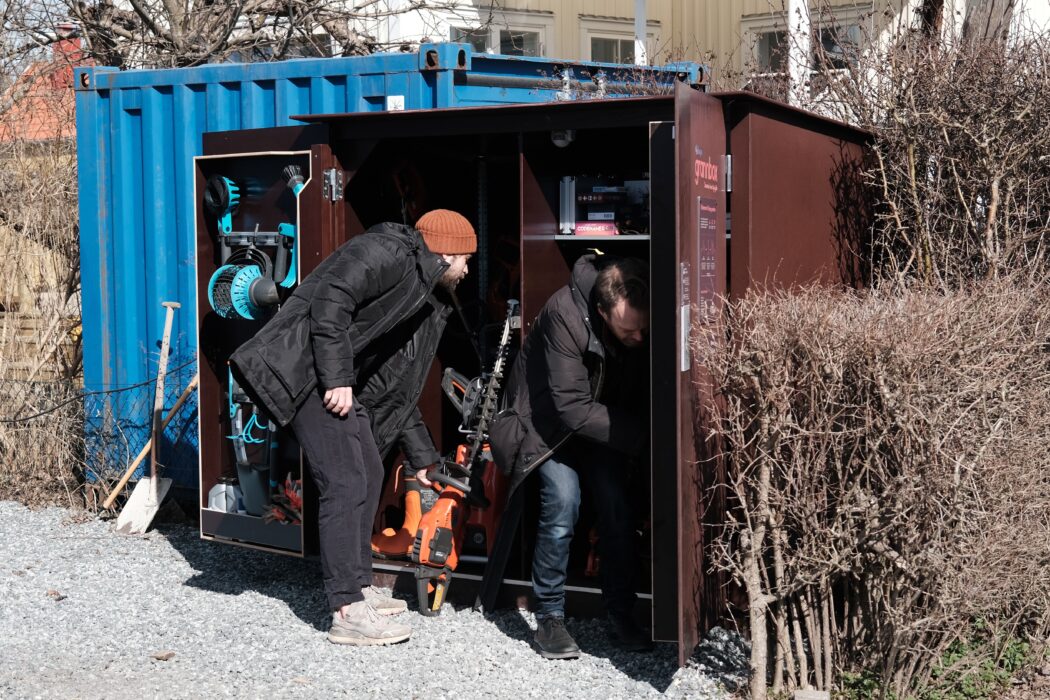 Ricki Thäck och Johannes Dahlberg fixar med Grannskapsboxen inför våren.