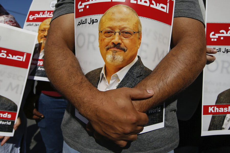 Demonstrant i Istanbul håller bild på journalisten Jamal Khashoggi 2020, två år efter att han mördats på saudiska konsulatet i staden.