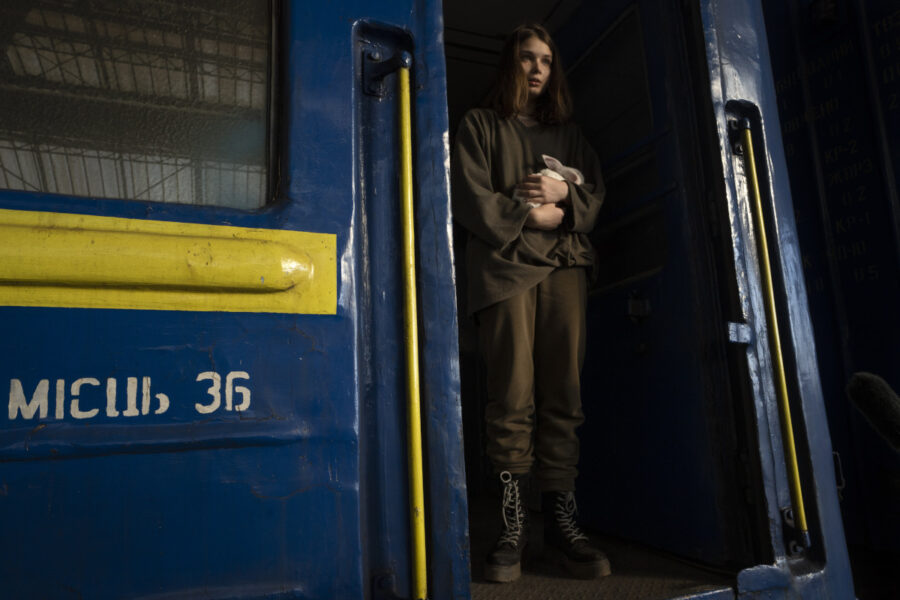 16-åriga Julia från Dnipro lyckades få med sin kanin när hon flydde till Lviv med tåget 24 mars.
