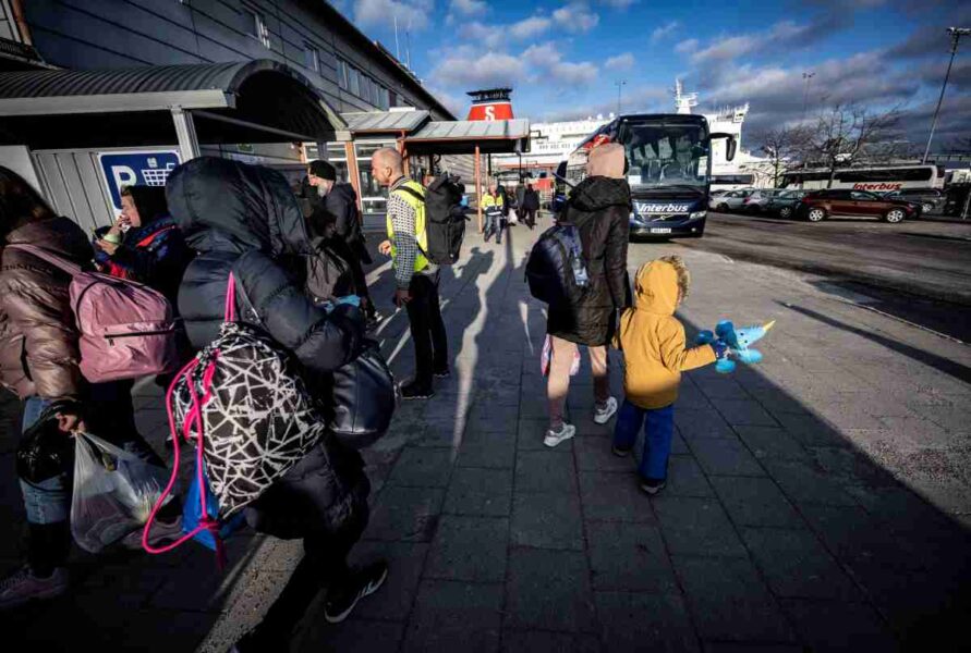 Volontärer delar ut förnödenheter till Ukrainska flyktingar då de anländer till hamnen i Karlskrona.