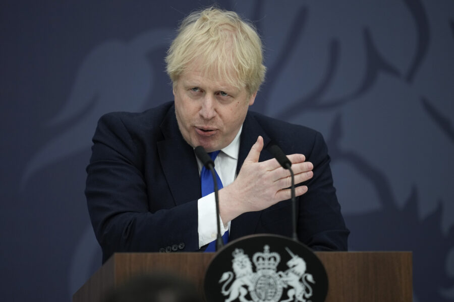 Storbritanniens premiärminister Boris Johnson under ett tal där han meddelade överenskommelsen med Rwanda.