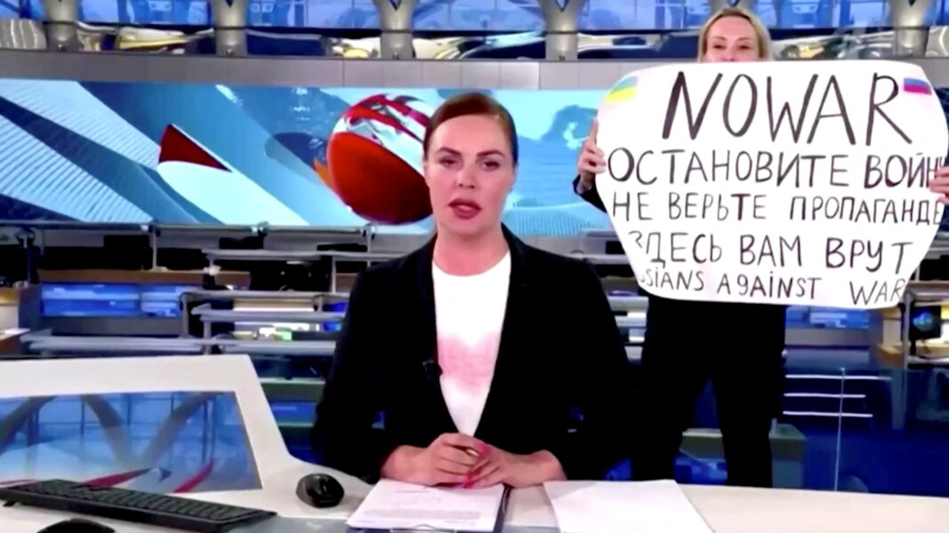 Kvinnan som under en rysk nyhetssändning tog sig in i studion och höll upp en skylt med budskapet ”Nej till kriget.