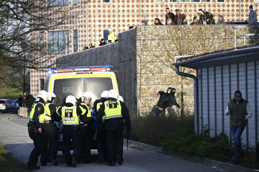  Motdemonstranter kastar sten mot kravalllutrustad polis och en polisbuss vid Skånegården i Malmö där Rasmus Paludan, partiledare för det danska högerextrema partiet Stram kurs, höll en manifestation.