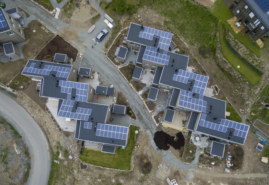 Antalet solcellsanläggningar i liten och större skala har ökat kraftigt i Sverige under det senaste året.