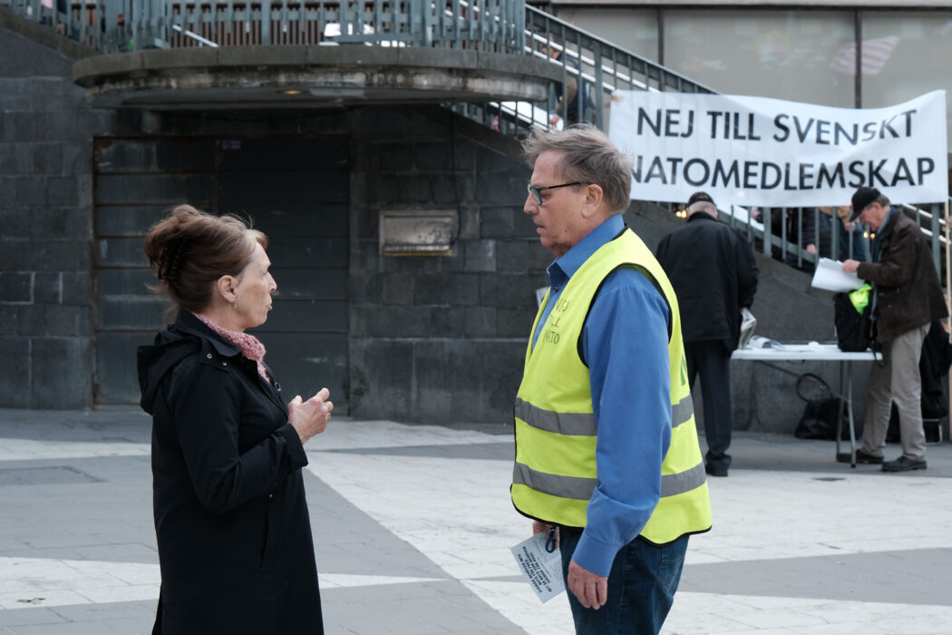 Nato-motståndare talar med förbipasserande på Sergels torg.
