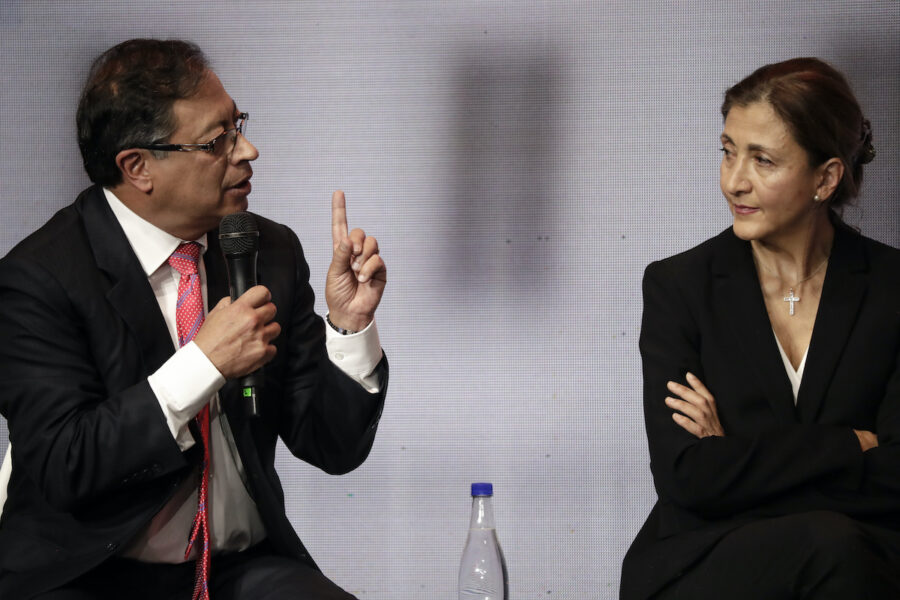 I Colombia förespråkas ”basinkomst” av två presidentkandidater, Gustavo Petro och Ingrid Betancourt.