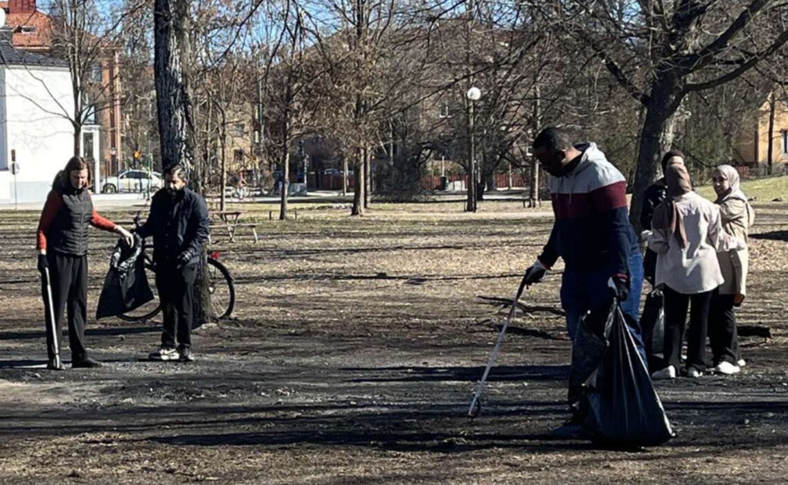 Ungdomar från förorten Vivalla i Örebro städade upp i Sveaparken efter upploppen.