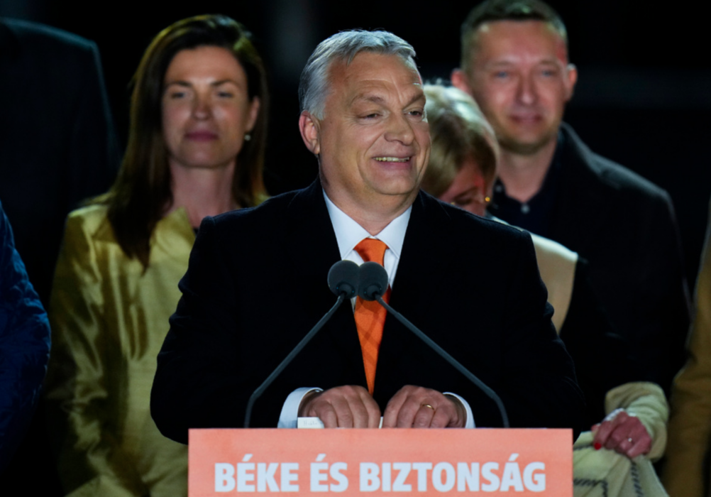 Ungerns premiärminister Viktor Orbán håller sitt segertal i Budapest.