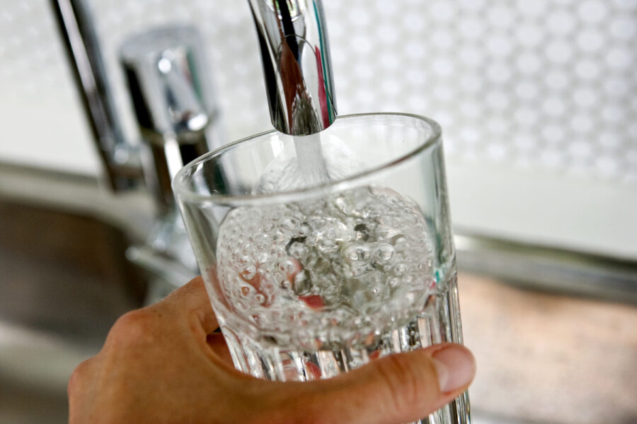 Även dricksvattnet innehåller numera skadliga ämnen såsom exempelvis olika PFAS-ämnen.