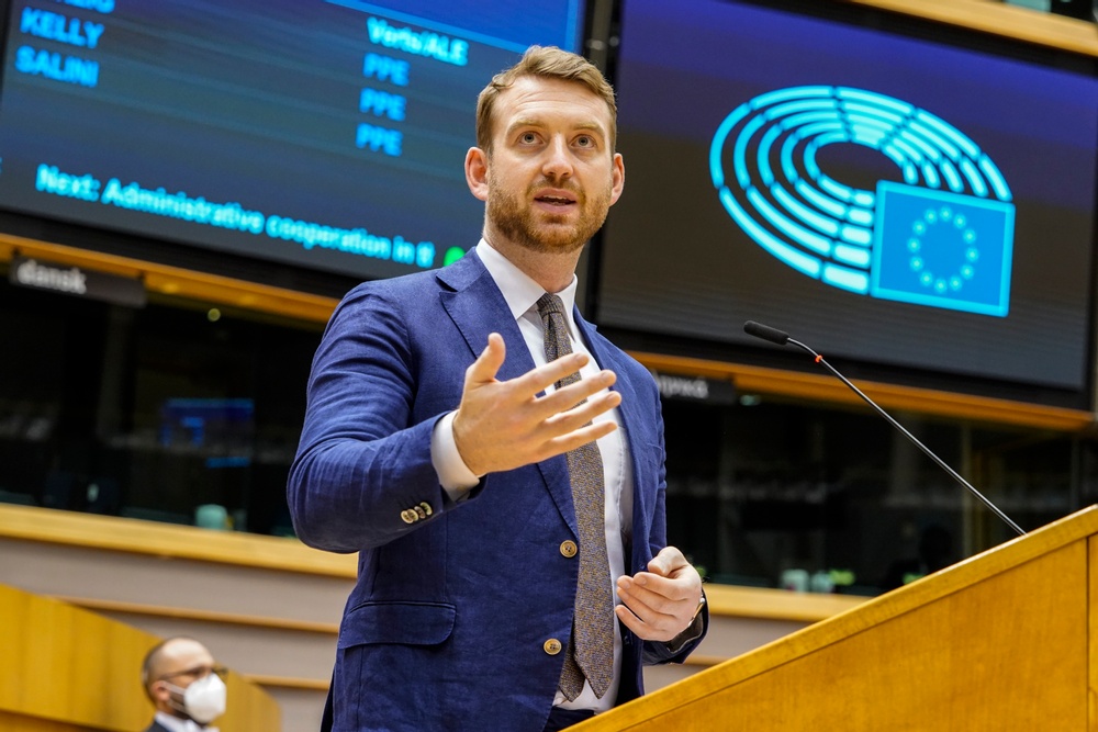 Jakop Dalunde, EU-parlamentariker för Miljöpartiet är kritisk till beslutet att tillåta fri tilldelning av utsläppsrätter till flyget.