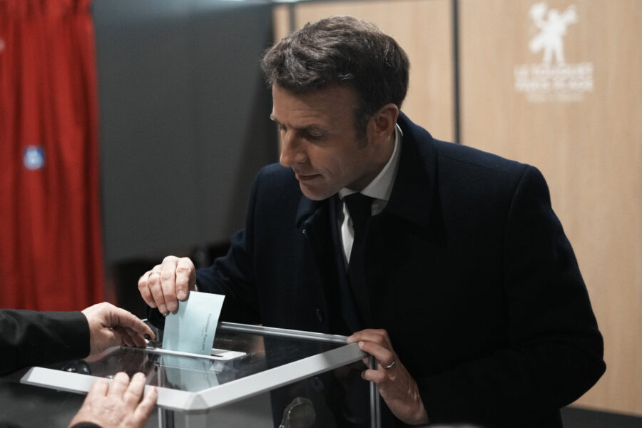 Frankrikes president Emmanuel Macron röstar i söndagens presidentval.